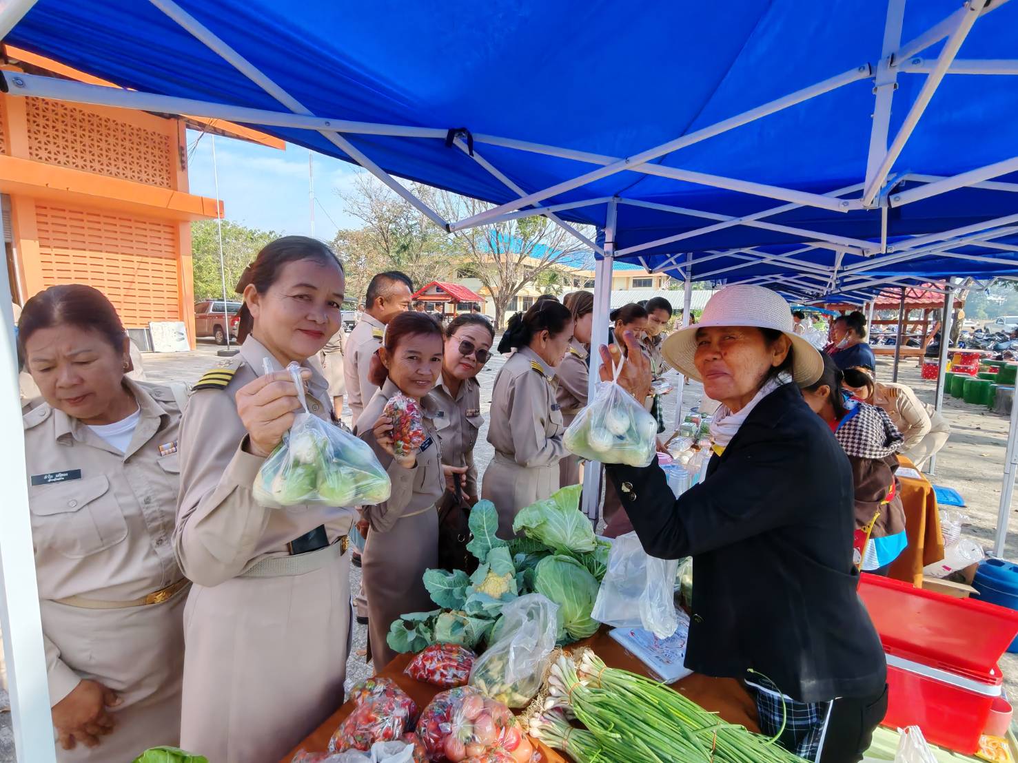 CDD Khaen Dong : GROWTH TEAM Khaen Dong จังหวัดบุรีรัมย์ - พช.แคนดง ร่วมส่งเสริม สนับสนุนการดำเนินงานครัวเรือน โคกหนองนา พัฒนาชุมชน จำหน่ายสินค้า ผลผลิตจากครัวเรือน โคก หนอง นา