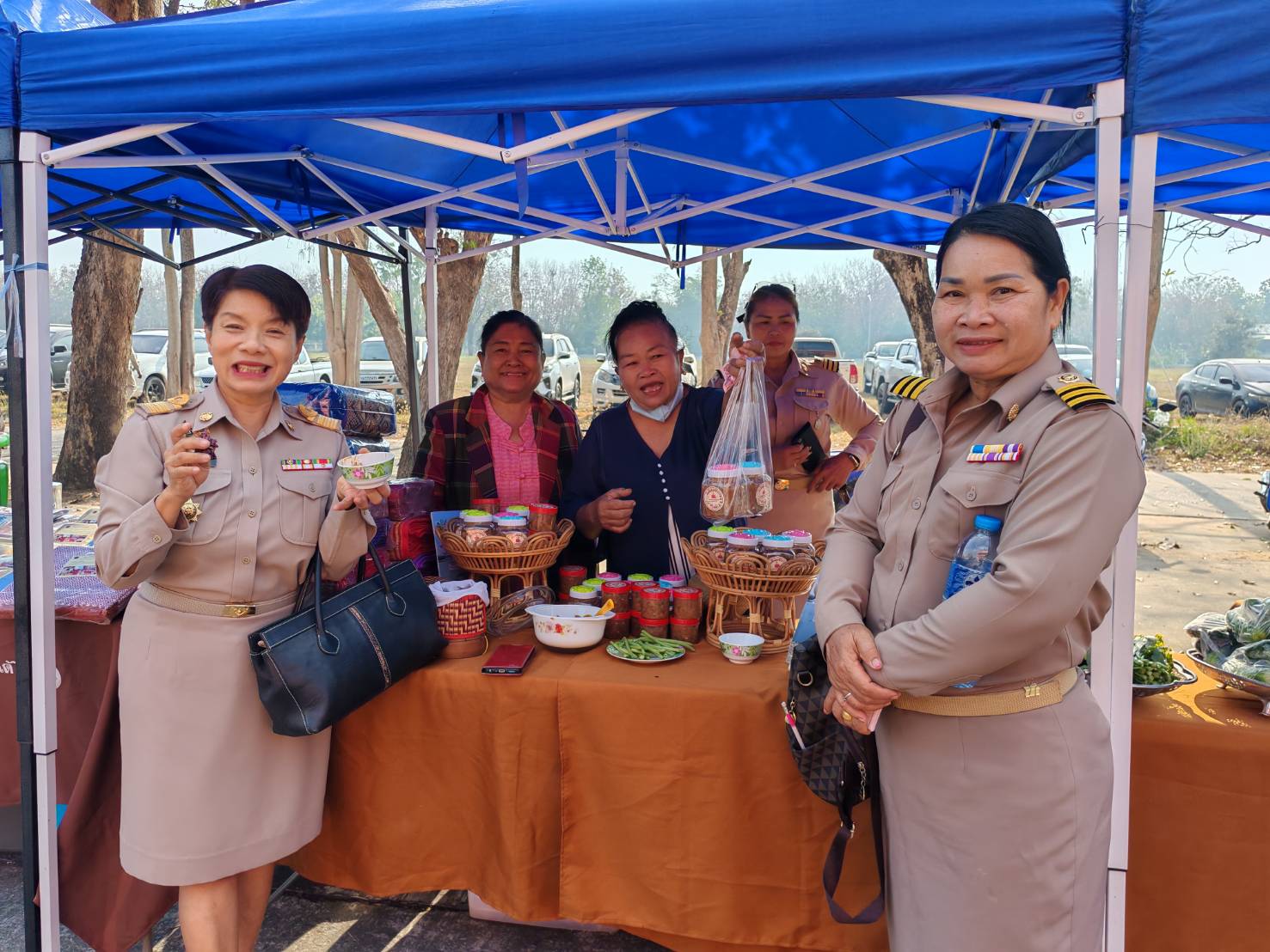 CDD Khaen Dong : GROWTH TEAM Khaen Dong จังหวัดบุรีรัมย์ - พช.แคนดง สนับสนุนโครงการตลาดประชารัฐคนไทยยิ้มได้  