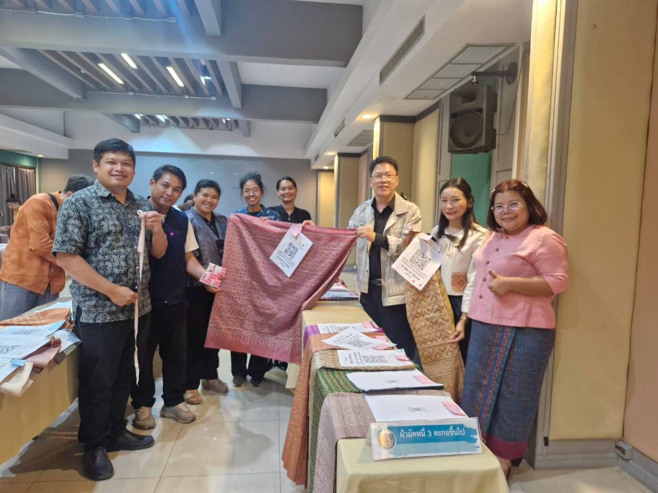 CDD Khaen Dong : GROWTH TEAM Khaen Dong PLUS พช.แคนดง  ร่วมกิจกรรมการประกวดผ้าลายพระราชทานและงานหัตถกรรม ระดับจังหวัดบุรีรัมย์ คัดเลือกสุดยอดผลงานสู่เวทีระดับภาค